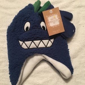 NWT toddler Shark Hat and Mitten Set